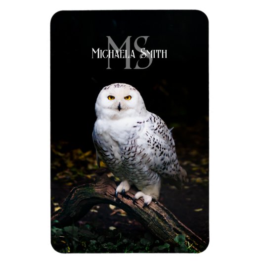 威厳のある冬のシロフクロウのモノグラムカスタムネーム マグネット (縦)