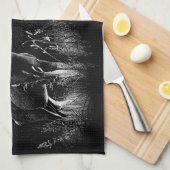 威厳のある鹿in the Wilderness - Black&White Art キッチンタオル (四つ折り)
