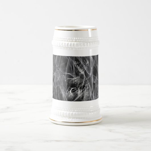 威厳のある鹿in the Wilderness - Black&White Art ビールジョッキ (中央)
