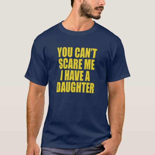 娘がいるから怖くない 面白いTシャツ Tシャツ (正面)