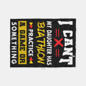 娘がバイアスロンの練習で親おもしろいのユーモアを持つ フリースブランケット (正面(横))