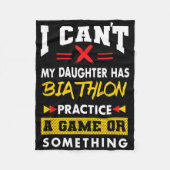 娘がバイアスロンの練習で親おもしろいのユーモアを持つ フリースブランケット (正面)