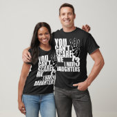 娘が三人いる私を怖がらせることはできない Tシャツ (ユニセックス)