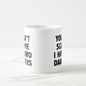 娘が二人いるコーヒーマグを持っている私を怖がらせることはできない コーヒーマグカップ (中央)