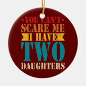 娘が二人いる私を怖がらせることはできないレトロ セラミックオーナメント (正面)