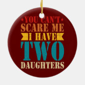 娘が二人いる私を怖がらせることはできないレトロ セラミックオーナメント (裏面)
