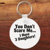 娘が3人いる私を怖がらせる必要はない キーホルダー (正面)