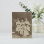 娘たちとアレキサンドラ女王#010UK ポストカード (スタンド正面)