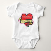 娘とパパのタトゥーハートシャツ ベビーボディスーツ (正面)