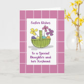 娘と夫のイースターウィッシュバスケットと卵 カード (黄色い花)