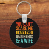 娘と妻を二人も怖がらせてパパの父親を探す キーホルダー (正面)