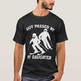 娘にスキー板を押してもらった!スキー旅行に行くパパのユーモラスなデザイン Tシャツ