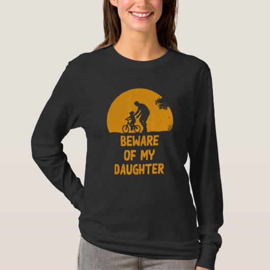 娘に気をつけろ お父さんユーモア 保守的なパパ Tシャツ (正面)