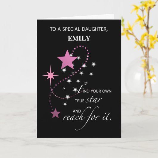 娘のカスタマイズ可能な名前ピンクの卒業星 カード (黄色い花)