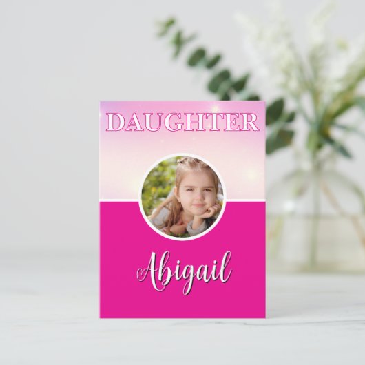 娘のパーソナライズされた写真と名前ホットピンク ポストカード (スタンド正面)
