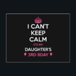 娘の保三歳の誕生日は落ち着かない ポストカード<br><div class="desc">3歳の誕生日パーティー用Tシャツ、公式10代の若者パーティー、ハッピーサーバースシャツ。</div>