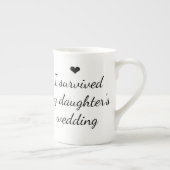 「娘の結婚式に耐え抜いた」ハート ボーンチャイナマグカップ (右)