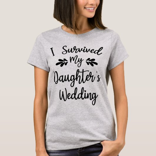 娘の結婚式を生き延びた 楽しい花嫁になるためのプレゼント Tシャツ (正面)