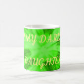 娘の薄緑の自然型 コーヒーマグカップ (中央)