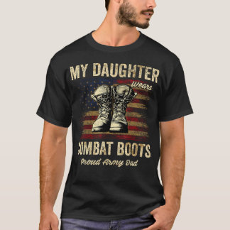 娘はコンバットブーツを履くことを誇りに思う陸軍パパ Tシャツ
