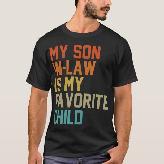 娘婿は私のお気に入りの子供です お母さん お父さん 母の日 父の日のギフト Tシャツ (正面)