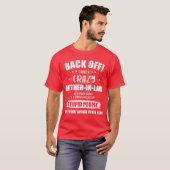 娘婿一家から見たクレイジーで面白い義母 Tシャツ (正面フル)