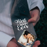 娘最高ののパパ贈り物 ネクタイ<br><div class="desc">あなたの結婚式の日に、彼がかつて愛らしい小さなネクタイについてのあなたのパパと思い出しパーソナライズされたて、彼にあなたと父と子供の頃の写真をフィーチャーするこの花嫁の父のネクタイを彼に与えることによって。または、父の日の贈り物として、この甘いジェスチャーで彼を驚かせる</div>