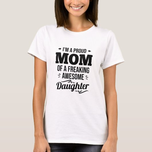 娘誇りを持ったの母素晴らし親 Tシャツ (正面)