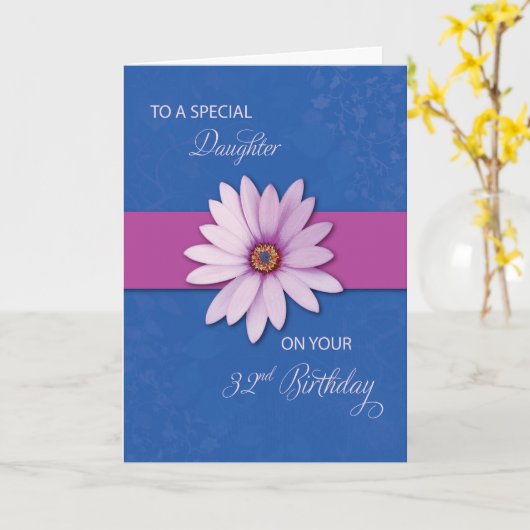 娘32番目の誕生日デイジーオンピンク&パープル カード (黄色い花)