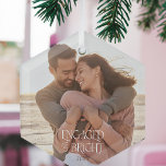 婚約したBright Minimalistのモダン写結婚真 ガラスオーナメント<br><div class="desc">カップルの婚約した婚約写真とオプションと明るいクリスマスの装飾は、年を含む。ヴィンテージシンプル懐かしいタイポグラフィとカップルの完全なブリード写真とミニマルで効果的な婚約した。</div>