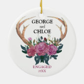 婚約のオーナメント|の枝角の花柄の第1クリスマス セラミックオーナメント (裏面)
