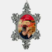 婚約の写真の赤い弓オーナメント スノーフレークピューターオーナメント (左)