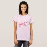 婚約の発表Yes花嫁が来ると Tシャツ<br><div class="desc">ピンク祝スの書道に文字淡い色の「Yesって言った！」とシックなピンクのtシャツを着てお前の婚約エレガント。花嫁のための素晴らしい贈り物Tシャツ。Happy Dolphin Studio専用。おもしし救済連絡はhappydolphinstudio@outlook.comまでお電話ください。</div>