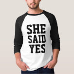 婚約はyes tシャツ<br><div class="desc">おおもしろい客様の発表のオリジナルの結婚方法マッチ結婚カップルのTシャツ。x2を設定する。彼女頼はyesだ。の結婚コレクション。戻る:日付の編集</div>