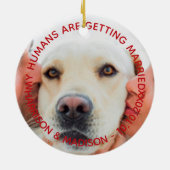 婚約カスタム発表写真犬クリスマス セラミックオーナメント (裏面)