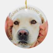 婚約カスタム発表写真犬クリスマス セラミックオーナメント (裏面)