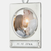 婚約カップルの写真 シルバープレートバナーオーナメント (左)