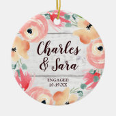 婚約パーソナライズされたファームハウスフローラリース セラミックオーナメント (正面)