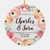 婚約パーソナライズされたファームハウスフローラリース セラミックオーナメント (裏面)