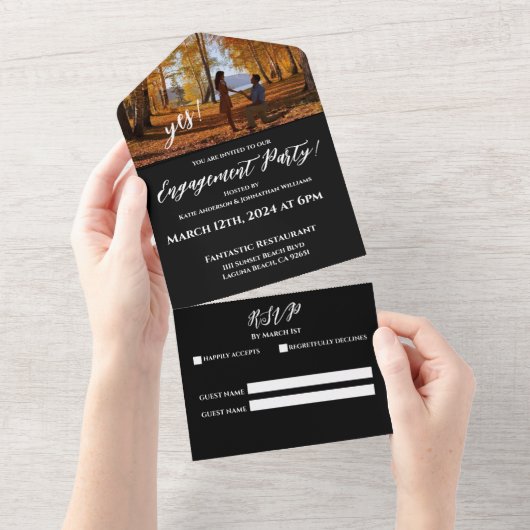 婚約パーティ写真 – 秋湖の背景 –  オールインワン招待状 (貼ってはがせる)