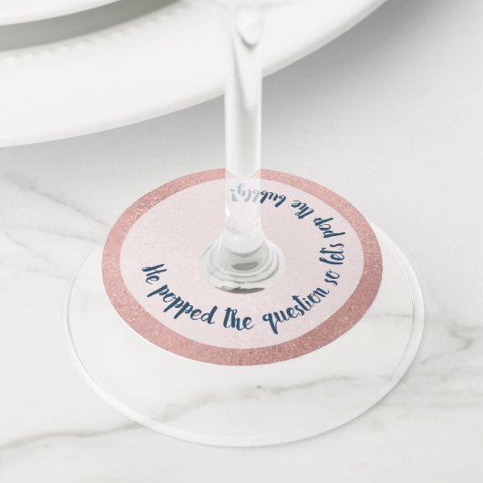 婚約パーティ彼は質問バラ金ゴールド ワイングラスタグ (クローズアップ)