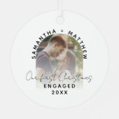 婚約フォト初めてのクリスマス婚約したカップル メタルオーナメント (裏面)