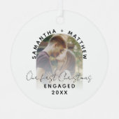 婚約フォト初めてのクリスマス婚約したカップル メタルオーナメント (正面)