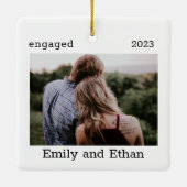婚約ミニマルフォトモダンカップルオーナメント セラミックオーナメント (裏面)
