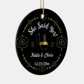 婚約リングのパーソナライズされたクリスマス、名前、日付 セラミックオーナメント (右)