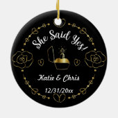 婚約リングのパーソナライズされたクリスマス、名前、日付 セラミックオーナメント (裏面)