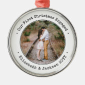 婚約私たちの初めてのクリスマスシンプル白黒 メタルオーナメント (正面)