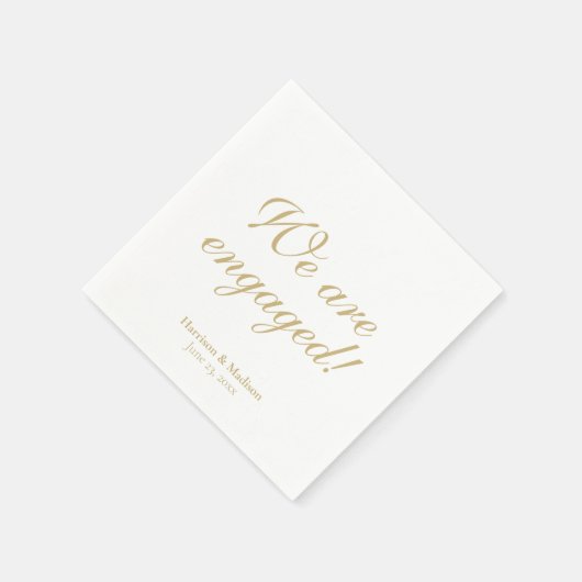 婚約金ゴールドカスタムスクリプト名の日付エレガント スタンダードカクテルナプキン (角)