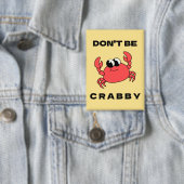 嫌な顔をするな | 赤いおもしろいカニのボタン 缶バッジ (インサイチュ)