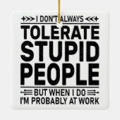 嫌みを言う人を嫌がる愚かな人々を容認すクールる セラミックオーナメント (裏面)